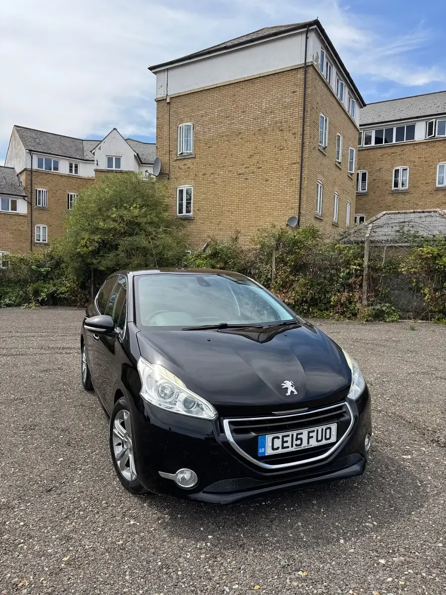 Used Peugeot 208 Allure 90 HP (66 kW) 2015 Black Hatchback
