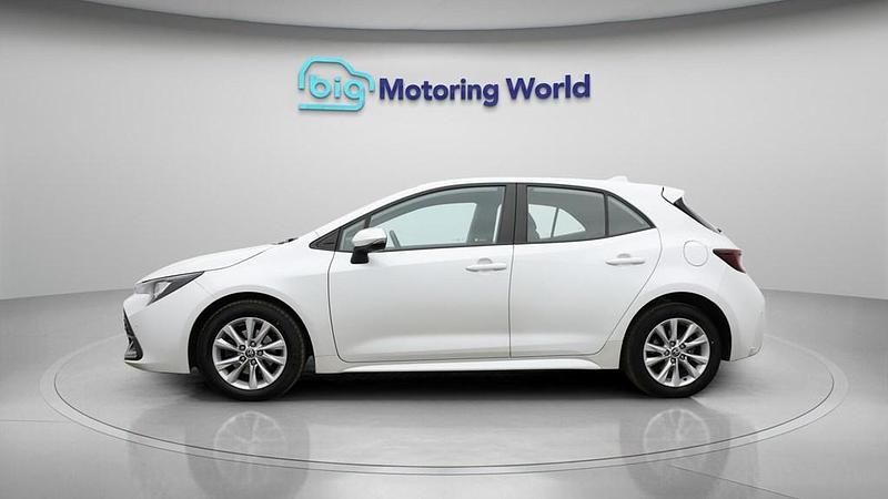 Used Toyota Corolla 140 HP (102 kW) 2023 White Hatchback