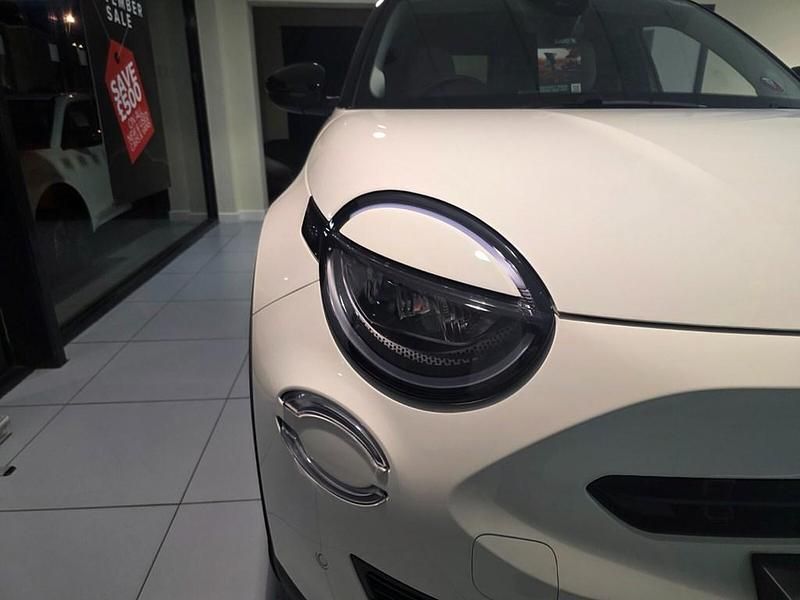 New Fiat 600 La Prima 134 HP (98 kW) 2025 White bicolour black roof Hatchback