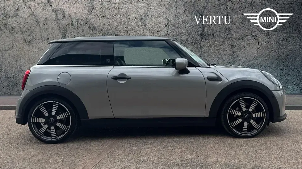 Używany Mini Cooper Exclusive 134 KM (98 kW) 2024 Srebrny Hatchback