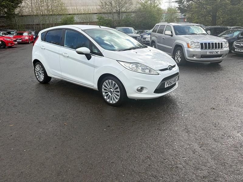 Used Ford Fiesta Titanium 96 HP (70 kW) 2011 White Hatchback