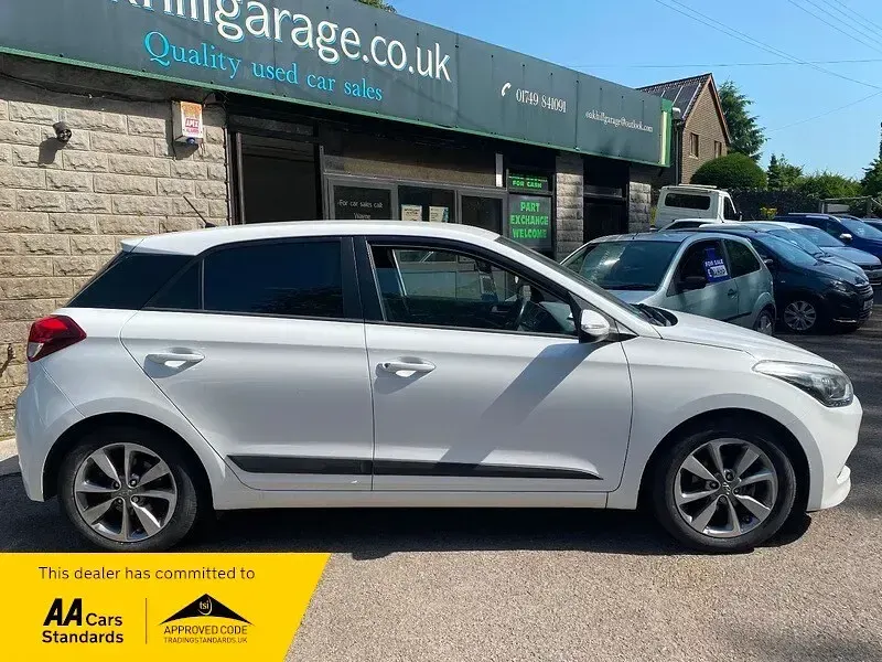 Used Hyundai i20 Premium 84 HP (61 kW) 2016 White Hatchback
