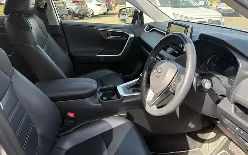 Used Toyota RAV4 Hybrid 218 HP (160 kW) 2021 Silver SUV