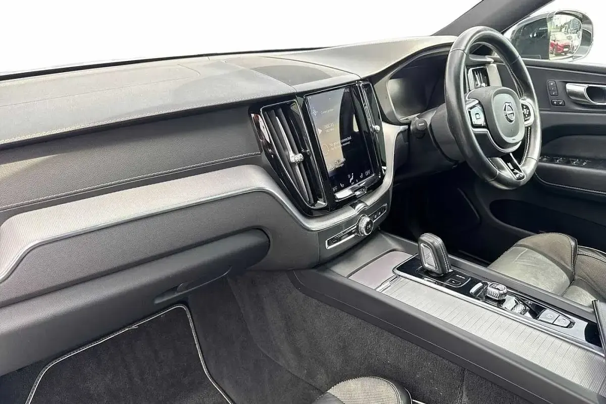 Used Volvo XC60 R-Design Pro 197 HP (144 kW) 2021 Bright silver SUV
