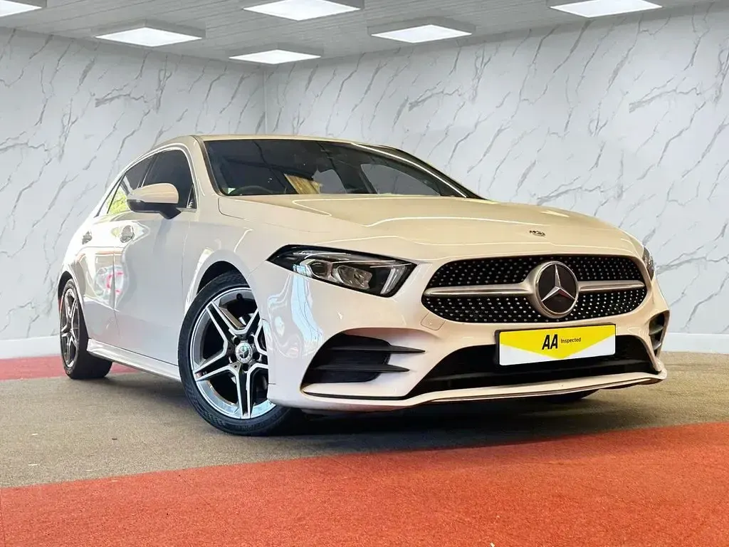 Used Mercedes A180 AMG line 136 HP (100 kW) 2019 White Hatchback