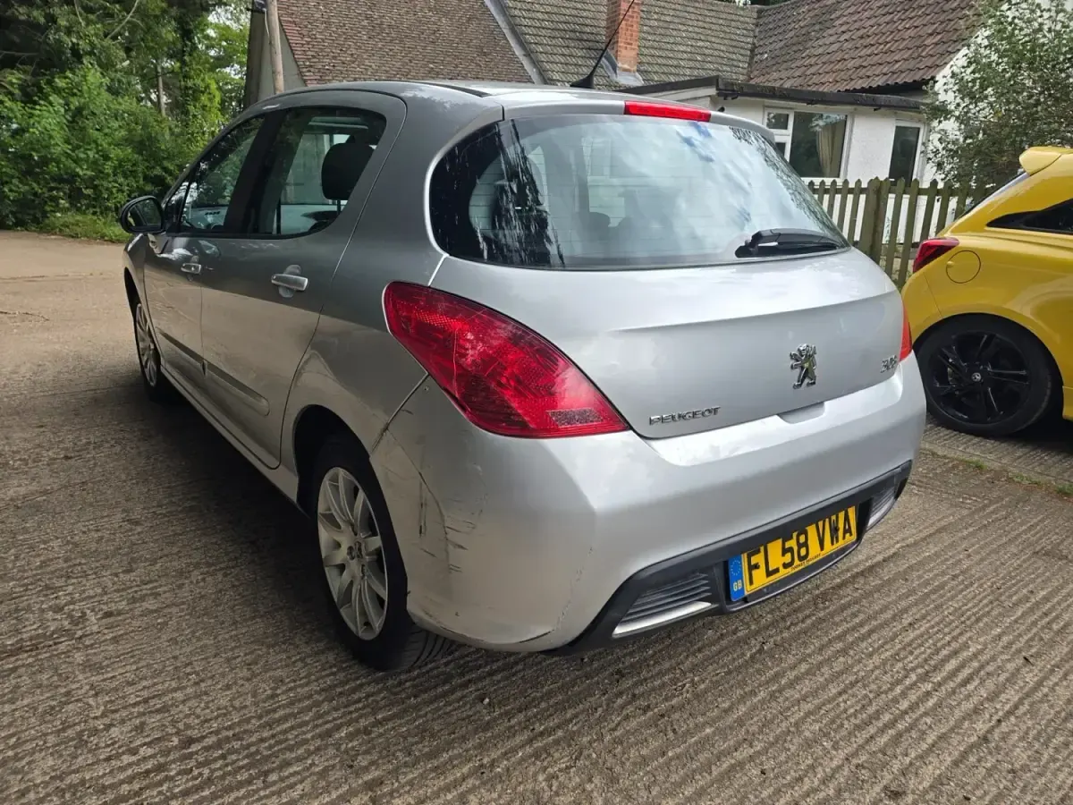 Używany Peugeot 308 2008 Srebrny Hatchback