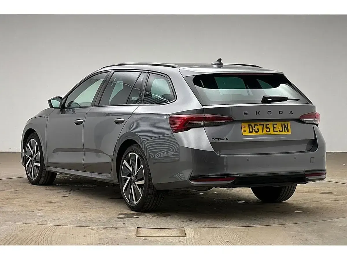 Usado Skoda Octavia SportLine 147 CV (108 kW) 2025 Gris Familiar
