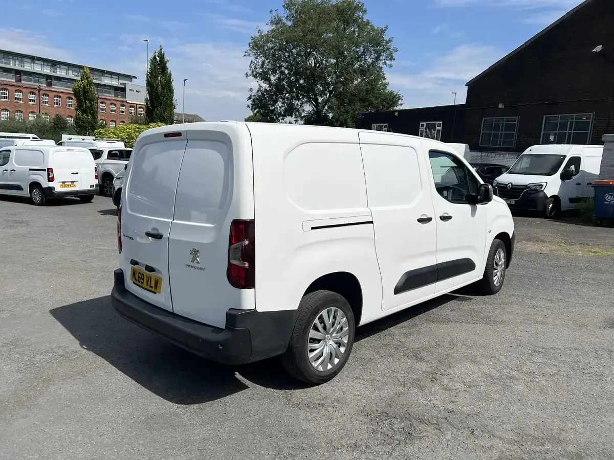 Used Peugeot Partner 100 HP (73 kW) 2019 White MPV