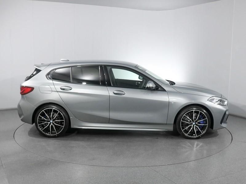 Usado BMW 118 M Sport 134 HP (98 kW) 2024 Cinzento Citadino