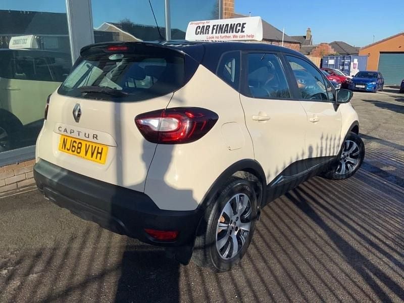 Used Renault Captur Play 2018 Cream/black SUV