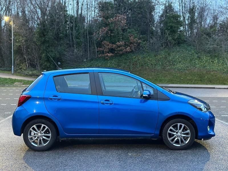 Used Toyota Yaris 99 HP (72 kW) 2015 Blue Hatchback