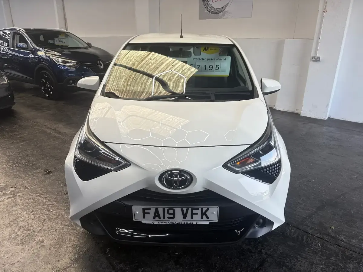 Used Toyota Aygo X-play 72 HP (52 kW) 2019 White Hatchback