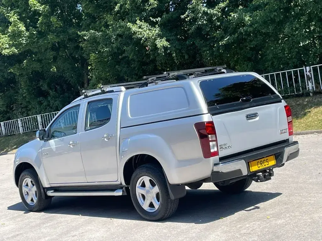 Used Isuzu Pick up 161 HP (118 kW) 2016 Silver Pickup