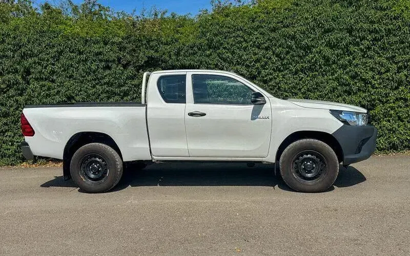 Used Toyota HiLux Active 150 HP (110 kW) 2020 White Pickup