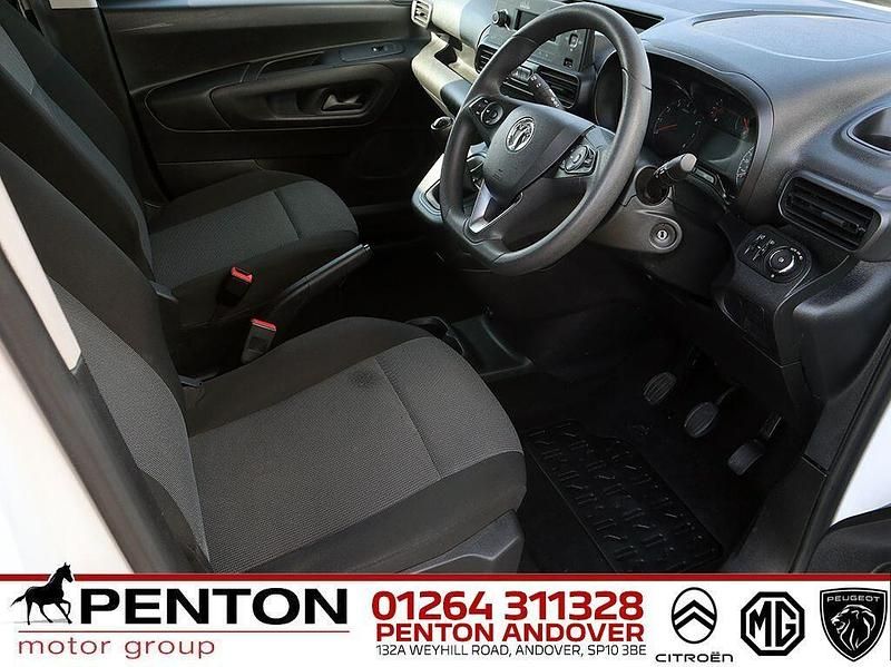 Used Vauxhall Combo 100 HP (73 kW) 2021 White MPV