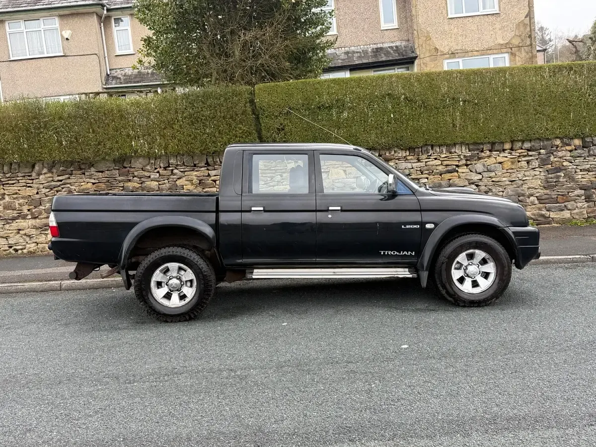 Käytetty Mitsubishi L200 113 HP (83 kW) 2006 Musta Nouto