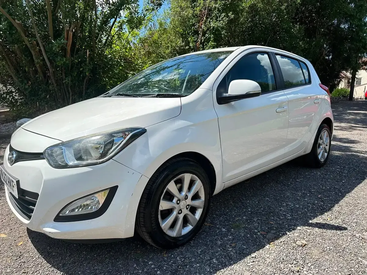 Used Hyundai i20 Active 84 HP (61 kW) 2012 White Hatchback