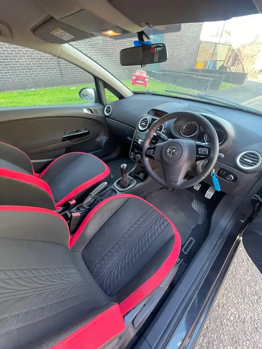 Used Vauxhall Corsa SRi 100 HP (73 kW) 2014 Black Hatchback