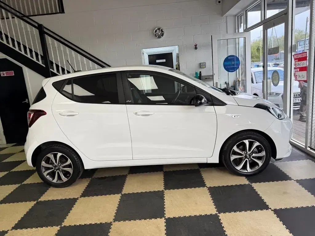 Used Hyundai i10 67 HP (49 kW) 2019 White Hatchback
