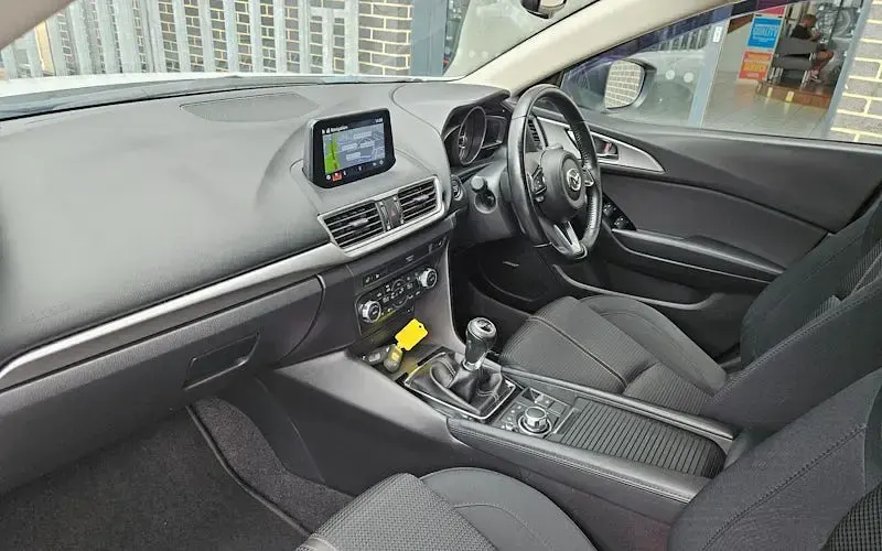 Used Mazda 3 Inclusive 120 HP (88 kW) 2014 White Hatchback