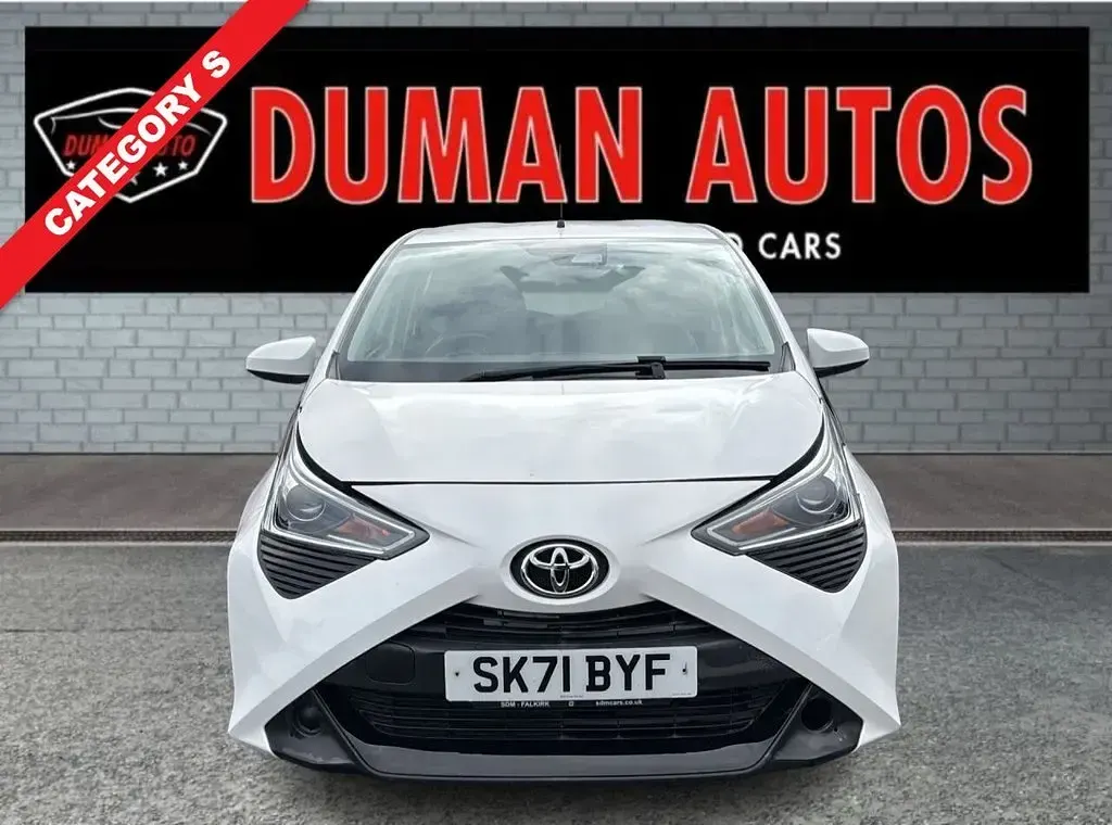 Used Toyota Aygo X-play 72 HP (52 kW) 2021 White Hatchback