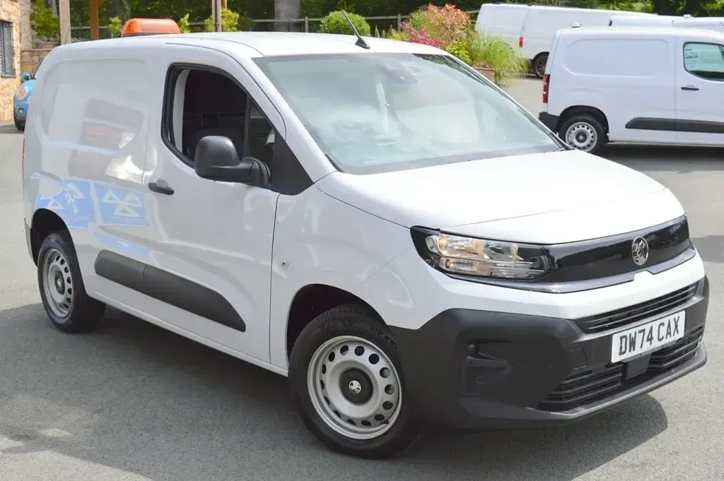New Vauxhall Combo S 100 HP (73 kW) 2025 White MPV