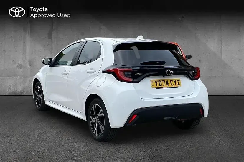 Used Toyota Yaris Hybrid Design 116 HP (85 kW) 2024 White Hatchback