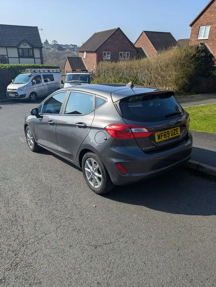 Usado Ford Fiesta Zetec 100 HP (73 kW) 2019 Cinzento Citadino