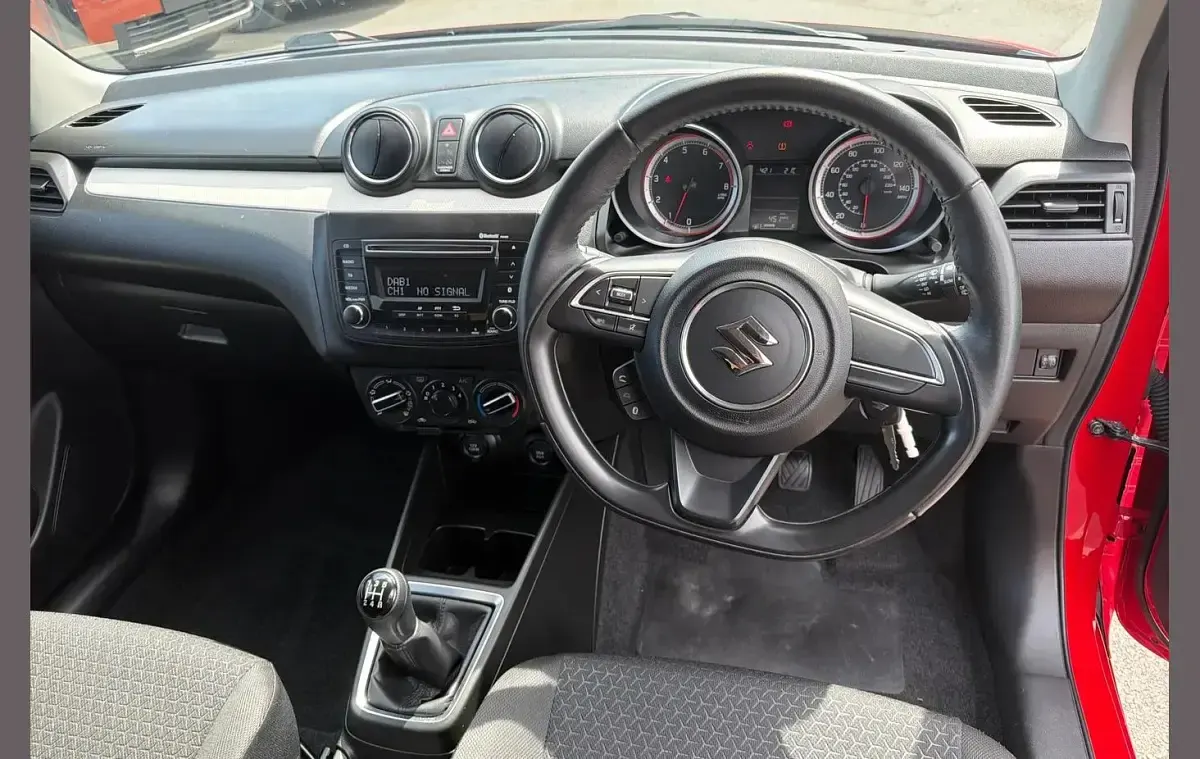 Usado Suzuki Swift SZ3 90 HP (66 kW) 2019 Vermelho Citadino
