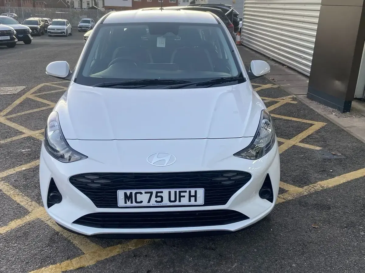New Hyundai i10 Advanced 63 HP (46 kW) 2025 White Hatchback
