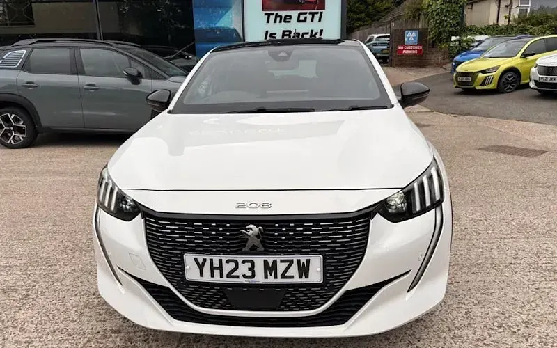 Used Peugeot 208 GT 131 HP (96 kW) 2023 White Hatchback