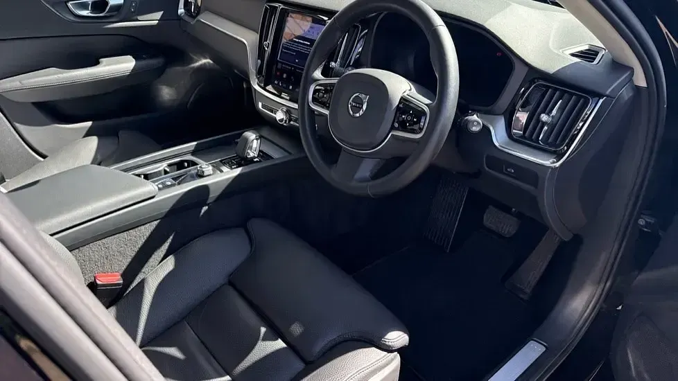Begagnad Volvo V60 Plus 2025 Svart Kombi
