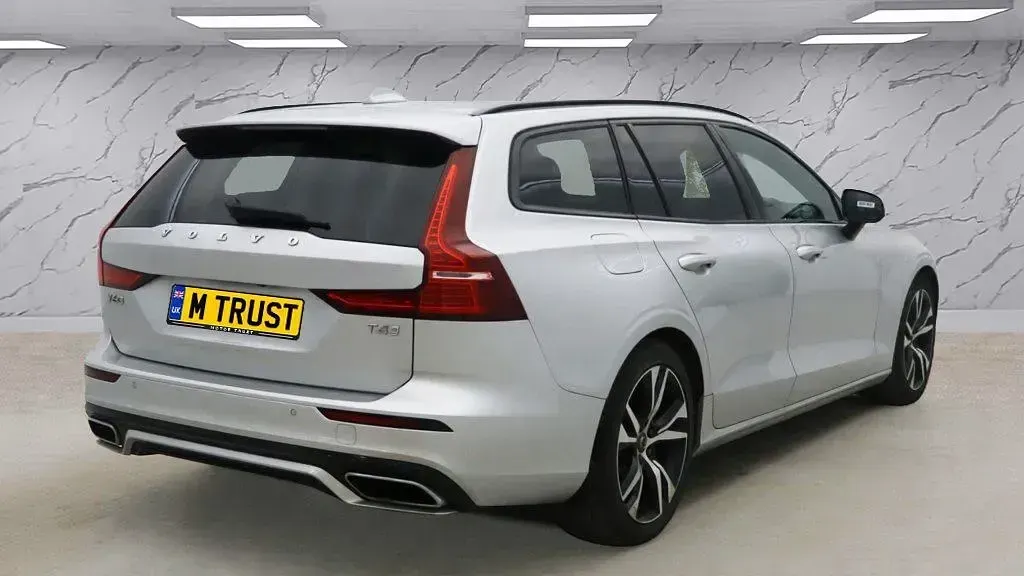 Begagnad Volvo V60 R-Design 190 HK (139 kW) 2020 Silver Kombi