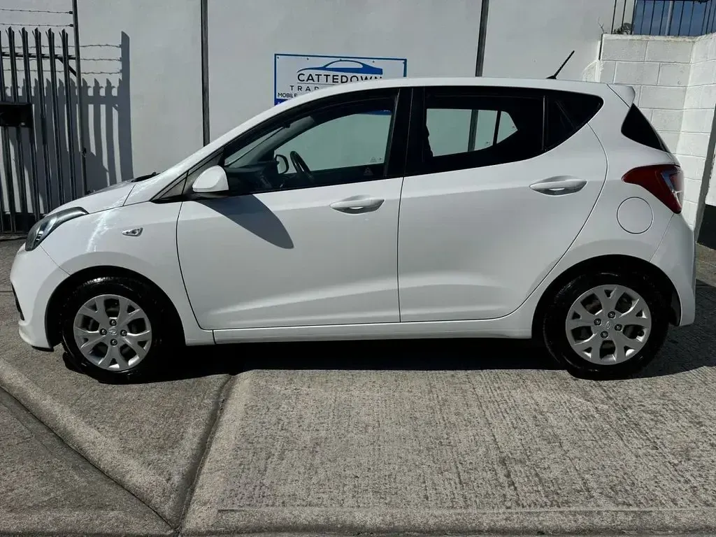 Used Hyundai i10 SE 66 HP (48 kW) 2014 White Hatchback
