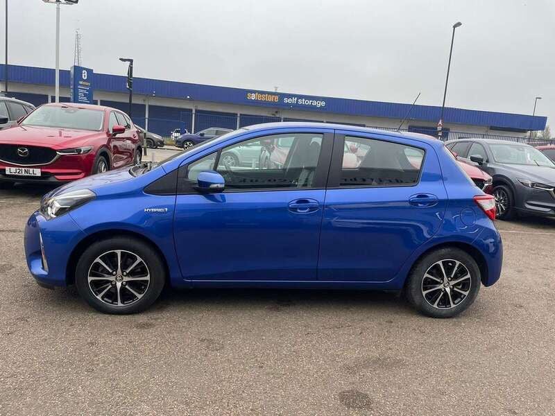 Used Toyota Yaris Hybrid 99 HP (72 kW) 2019 Blue Hatchback