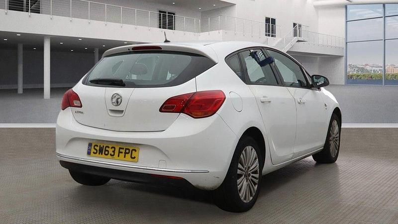 Used Vauxhall Astra 2013 White Hatchback