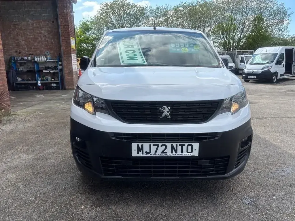 Second-hand Peugeot Partner Premium 131 CP (96 kW) 2022 Alb Monovolum