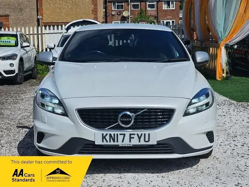 Käytetty Volvo V40 R-Design Pro 120 HP (88 kW) 2017 Valkoinen Viistoperä