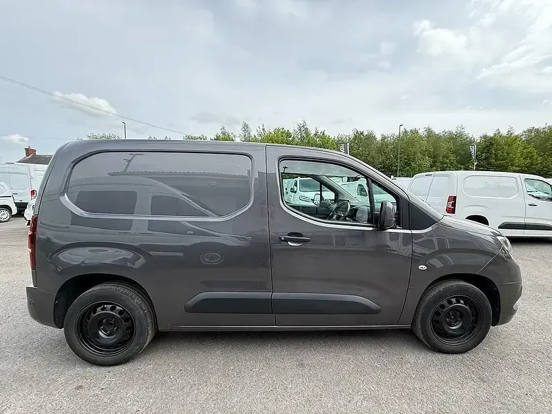 Usado Vauxhall Combo Sportive 100 CV (73 kW) 2019 Gris Monovolumen