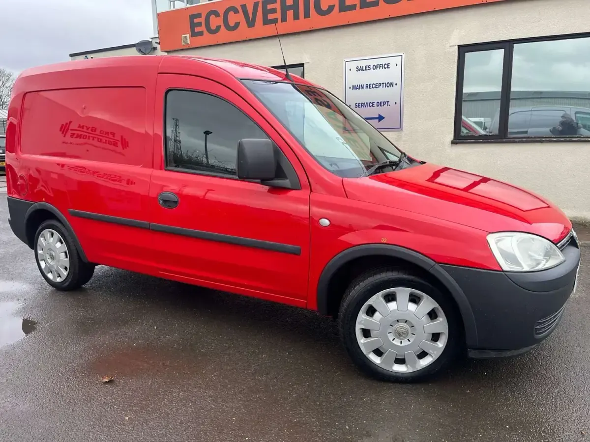 Second-hand Vauxhall Combo 75 CP (55 kW) 2011 Roșu Monovolum