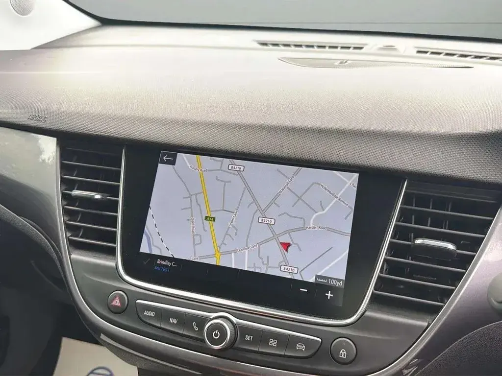 Used Vauxhall Crossland X S 110 HP (80 kW) 2019 White SUV
