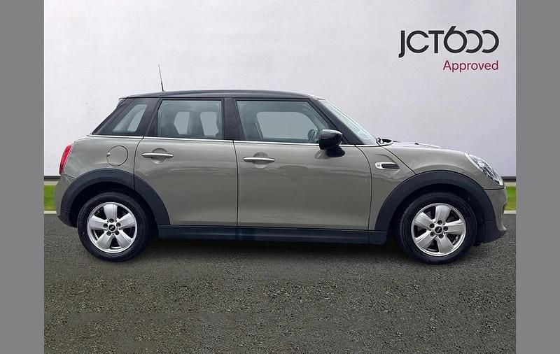Usado Mini Cooper Classic 134 HP (98 kW) 2019 Cinzento Citadino