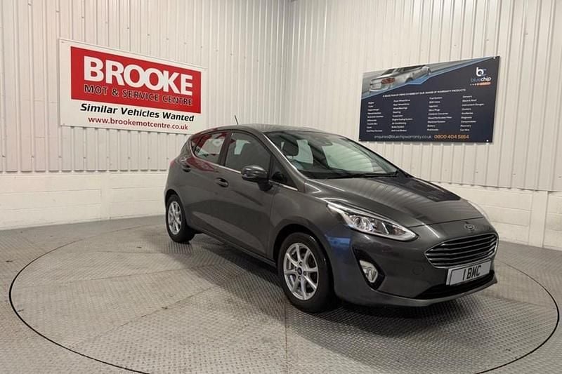 Used Ford Fiesta Zetec 70 HP (51 kW) 2018 Grey Hatchback