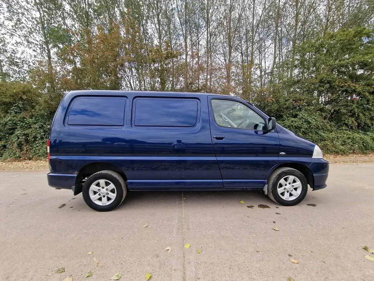 Used Toyota HiAce 95 HP (69 kW) 2007 Blue Van