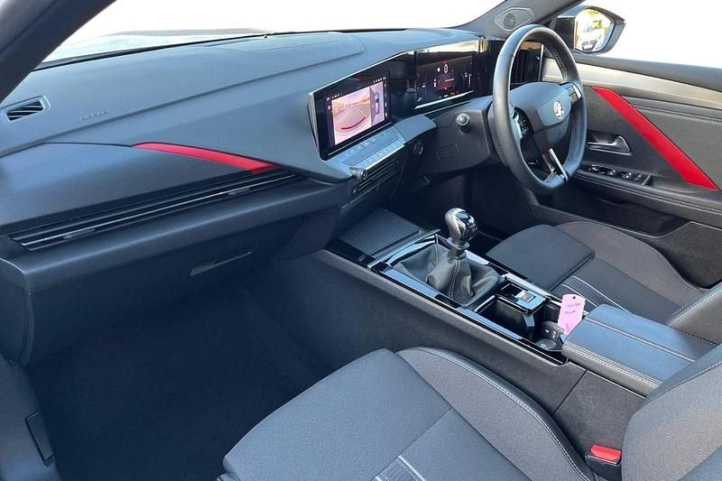 Used Vauxhall Astra GS Line 130 HP (95 kW) 2022 White Hatchback