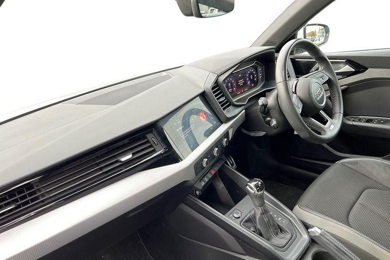 Used Audi A1 Sportback S-Line 150 HP (110 kW) 2019 White Hatchback