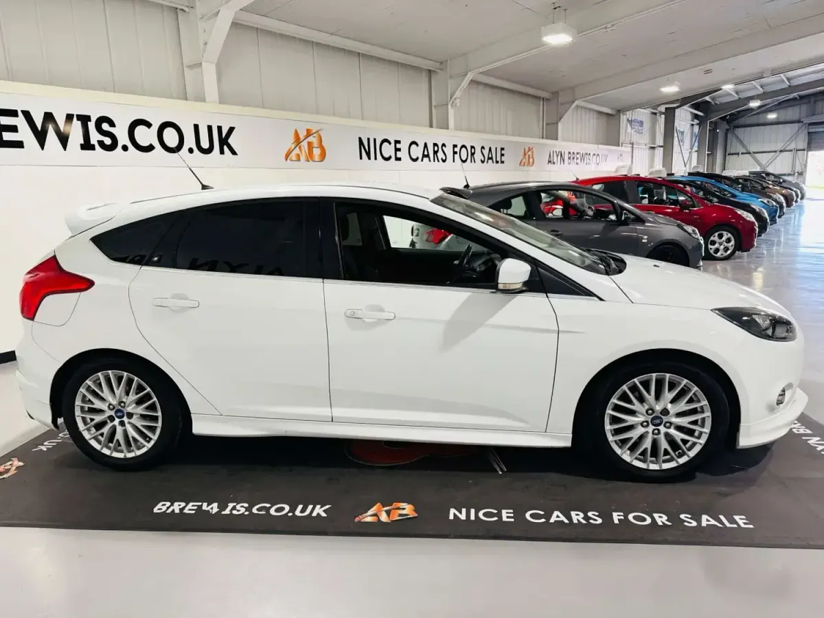 Begagnad Ford Focus Zetec 163 HK (119 kW) 2013 Vit Halvkombi