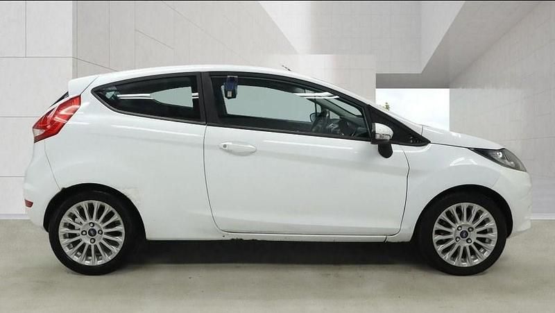 Used Ford Fiesta Style 82 HP (60 kW) 2012 White Hatchback