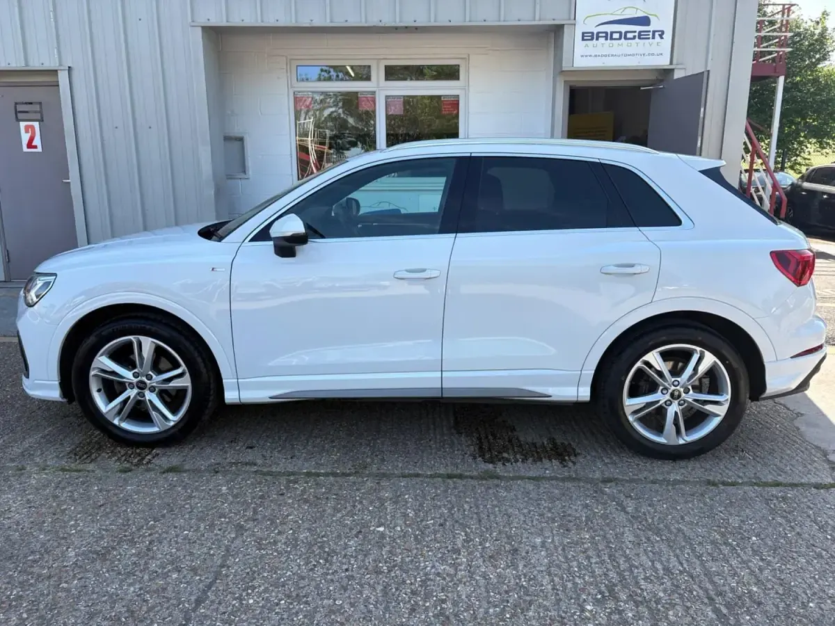 Begagnad Audi Q3 S-Line 150 HK (110 kW) 2024 Vit SUV