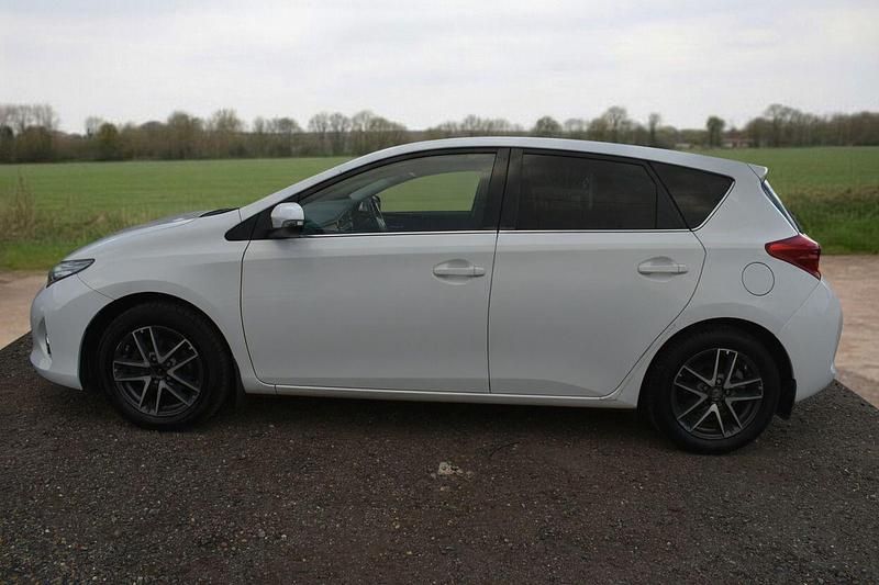 Usado Toyota Auris 132 HP (97 kW) 2015 Branco Citadino